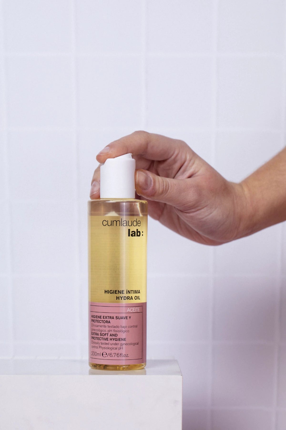 CumLaude Lab Hydra Oil Intiimipesuöljy kosteuttaa ja puhdistaa intiimialueen