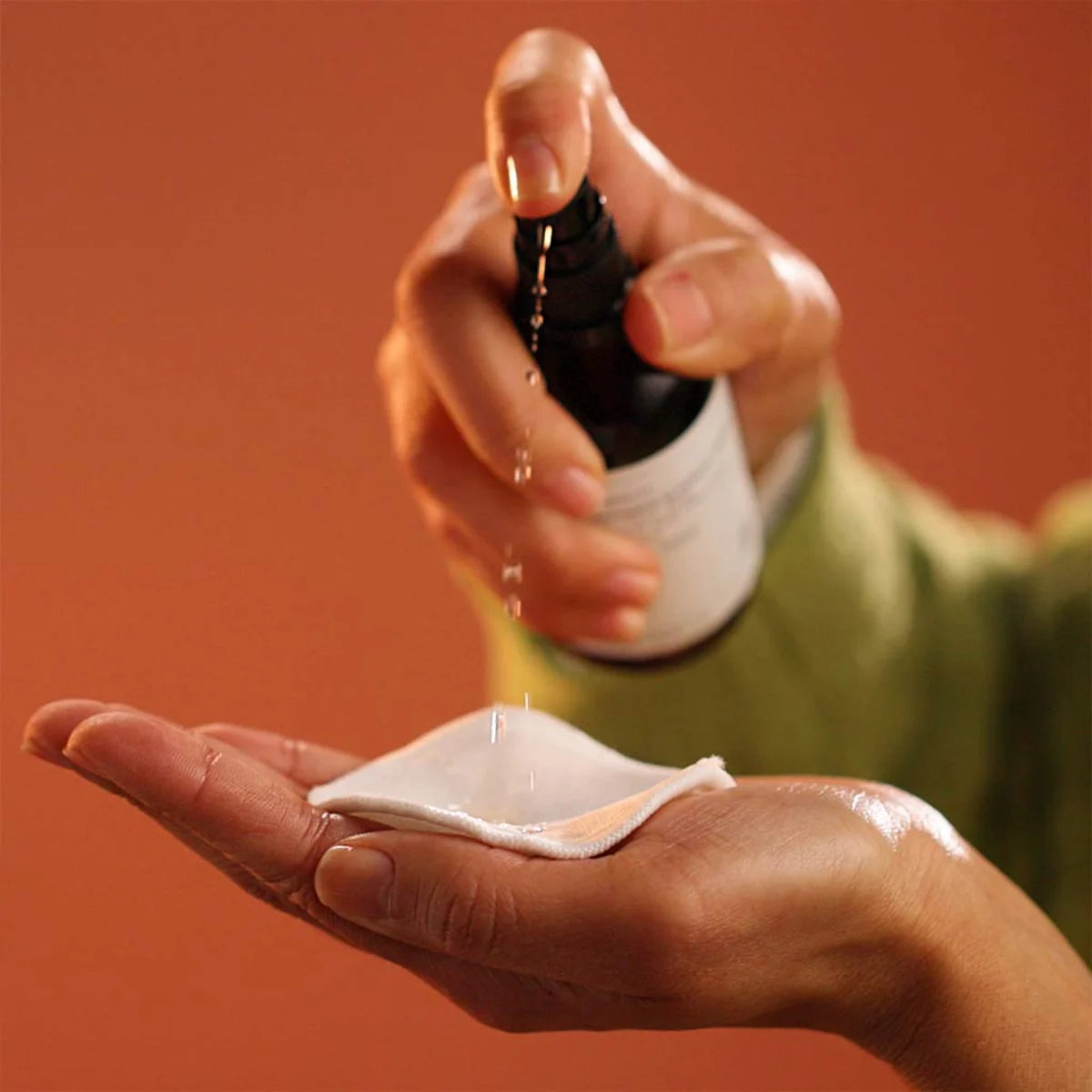 EVOLVE Liquid Radiance Glycolic Toner kasvovesi kuorii ihoa häivyttäen epätasaisuuksia