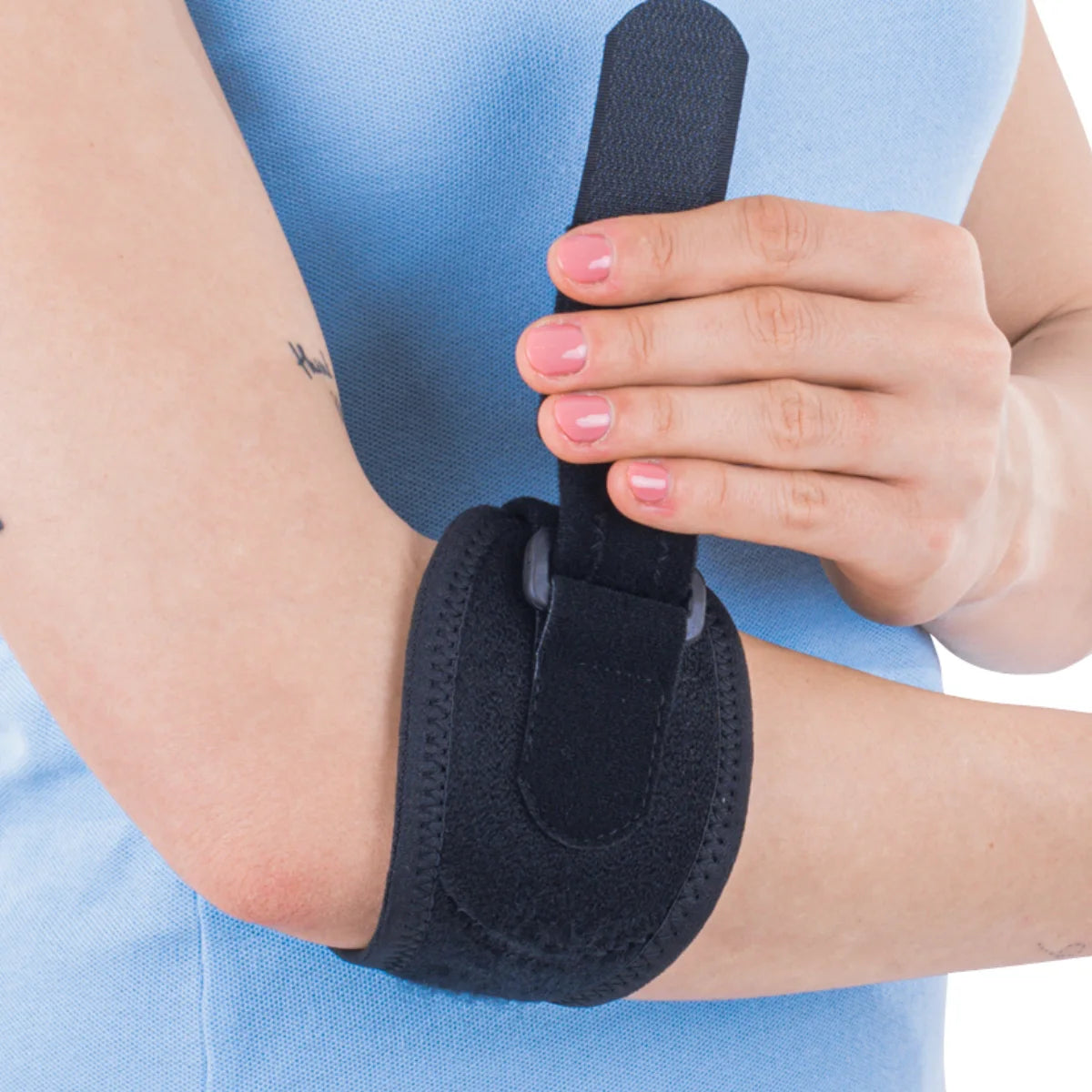 Triamed tenniskyynärtuki säädettävällä tarrakiinnitysellä