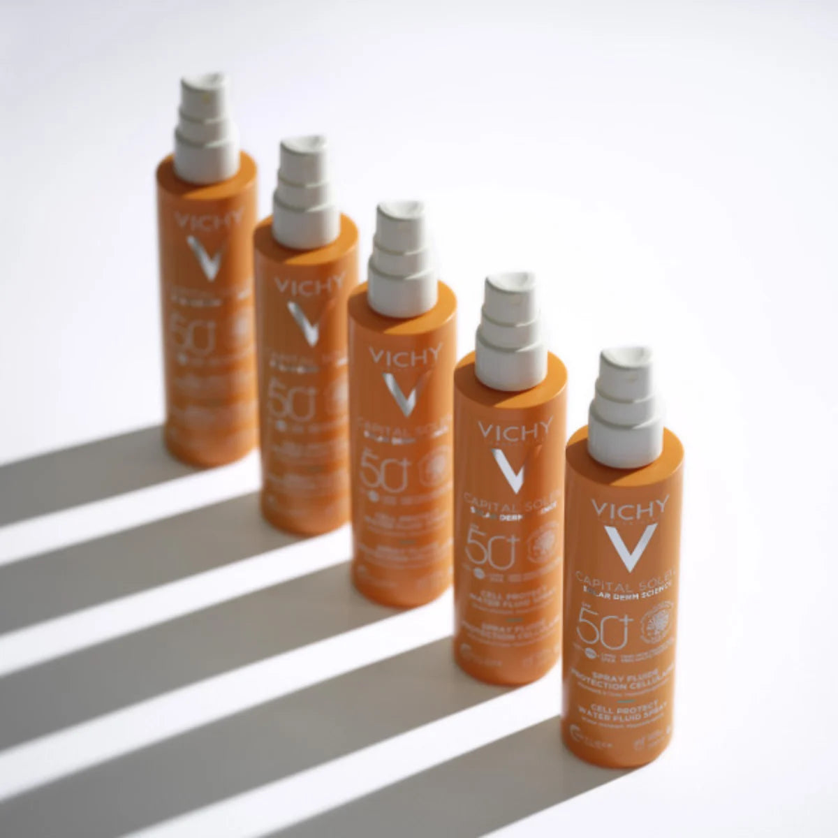 Vichy Capital Soleil Cell Protect SPF50+ Aurinkosuojasuihke jättää näkymättömän UV-suojakalvon iholle