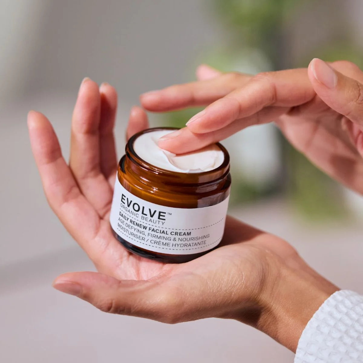 EVOLVE Daily Renew Facial Cream sisältää hyaluronihappoa ja arganöljyä