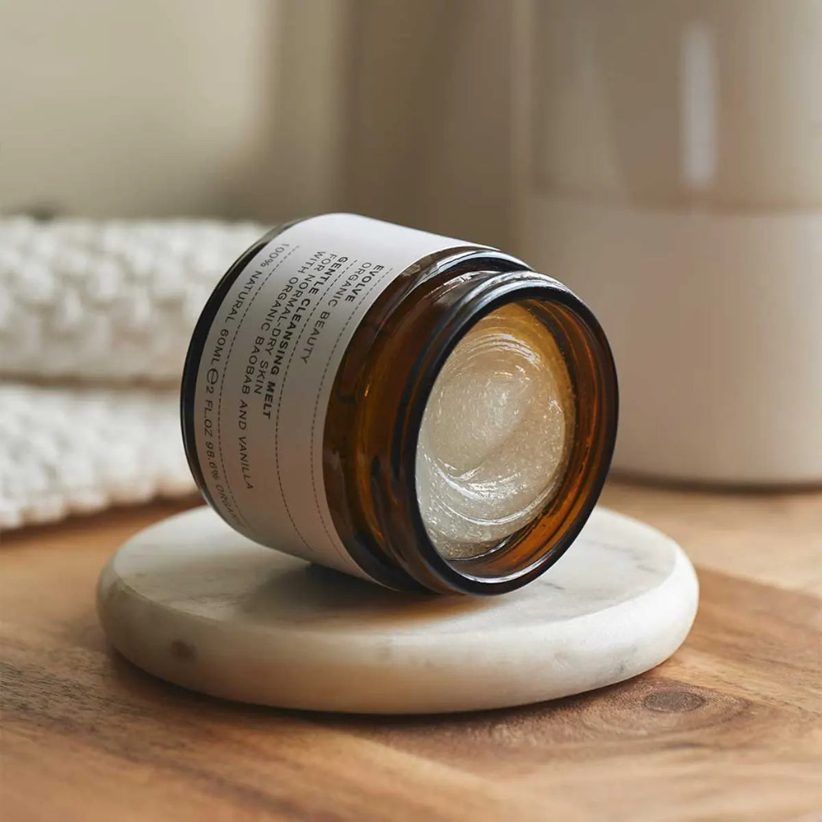 EVOLVE Gentle Cleansing Melt puhdistusbalmi 120 ml vaahdotetaan veden kanssa maitomaiseksi