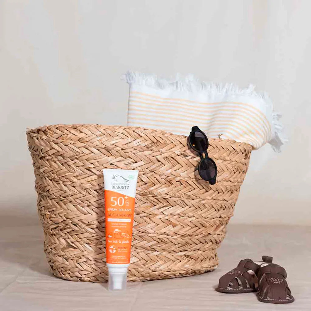 ALGA MARIS Aurinkovoidespray SPF50+ Family Size 150 ml jättää ihon pinnan kosteutetuksi eikä jätä jälkeensä valkoista pintaa