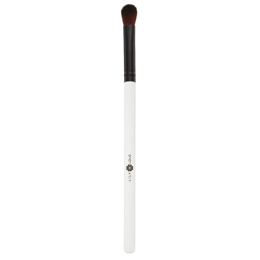 Lily Lolo Eye Shadow Brush luomivärisivellin on kartionmallinen, mikä mahdollistaa tarkan työskentelyn