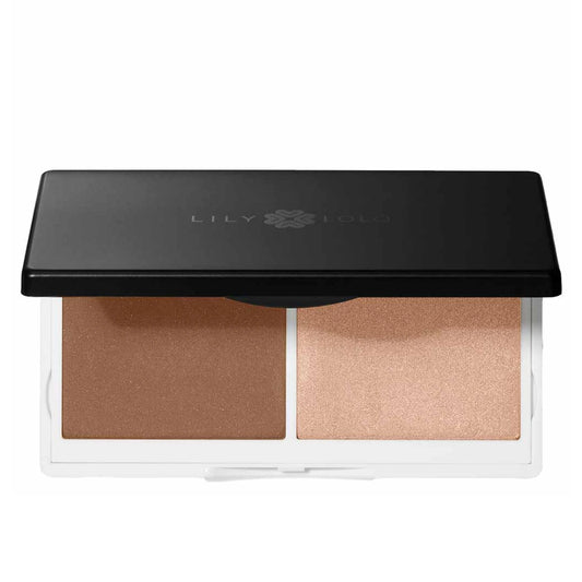 Lily Lolo Contour Duo Sculpt & Glow 10 g sisältää vaaleasävyisen ja puhtaan ruskean aurinkopuuterin sekä nudensävyisen hohdepuuterin