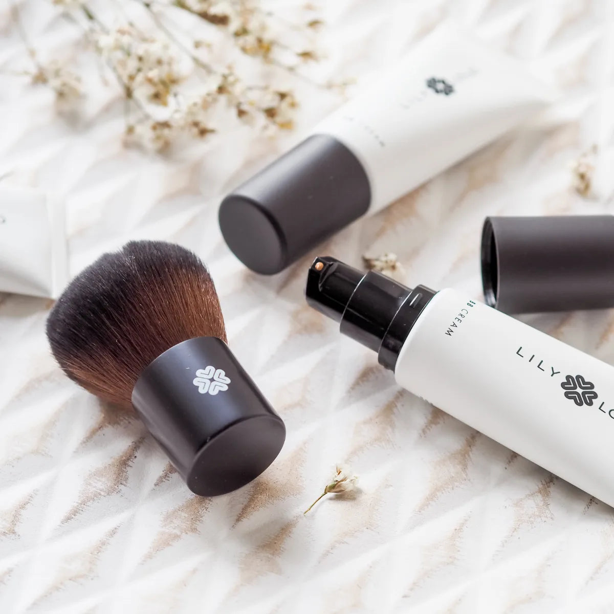 LILY Lolo Super Kabuki Brush meikkisivellin soveltuu erinomaisesti mineraalipohjaisen meikin levittämiseen