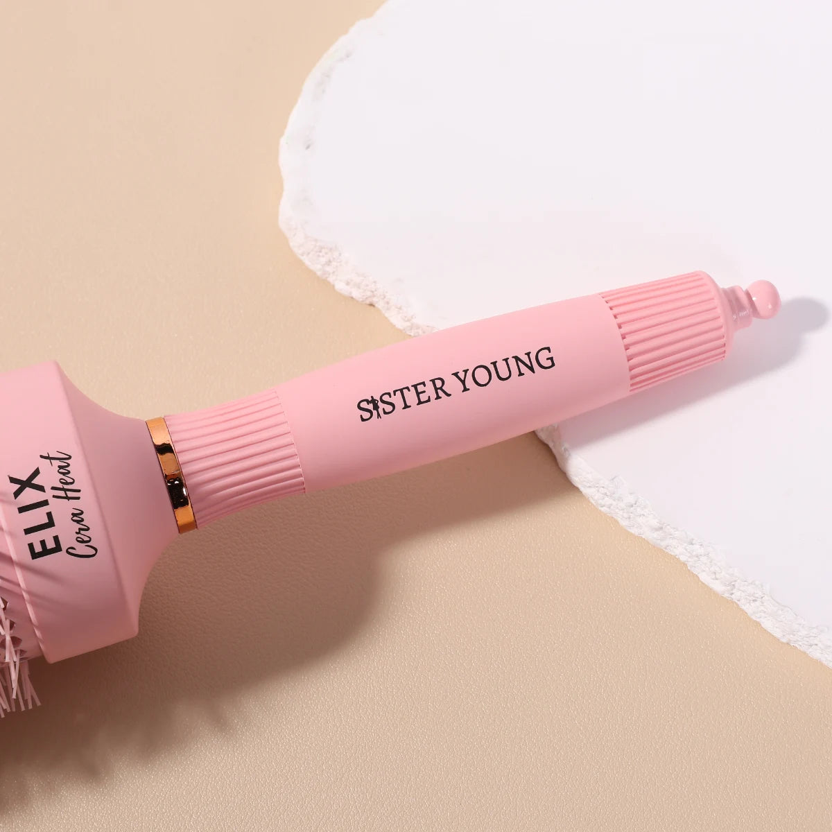 SisterYoung Elix Cera Heat Pink keraaminen pyöreä hiusharjassa on ergonominen varsi