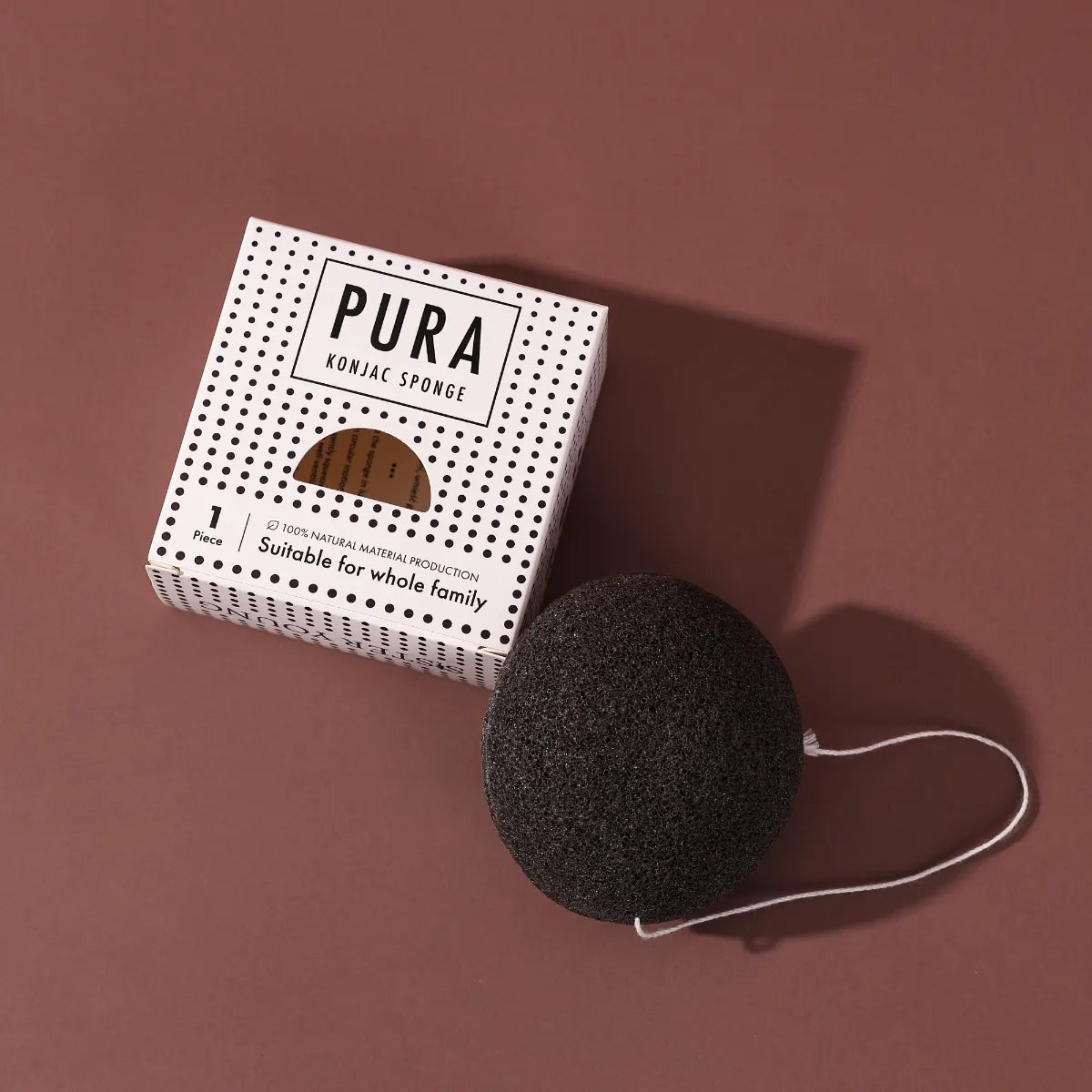 SisterYoung Pura Konjac Black puhdistussieni kuorii hellävaraisesti