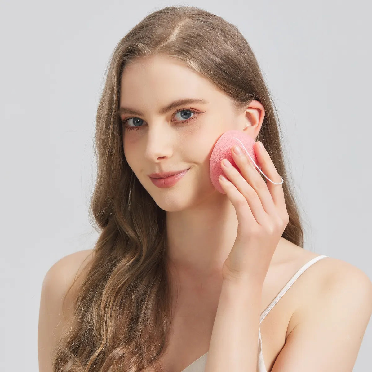 SisterYoung Pura Konjac Pink puhdistussieni puhdistaa hellävaraisesti