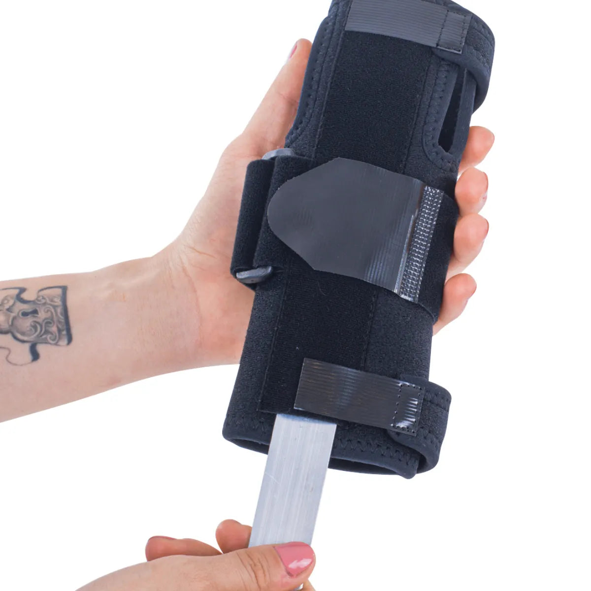 Triamed kiinteä rannetuki sisältää muokattavan lastan optimaaliseen stabilointiin