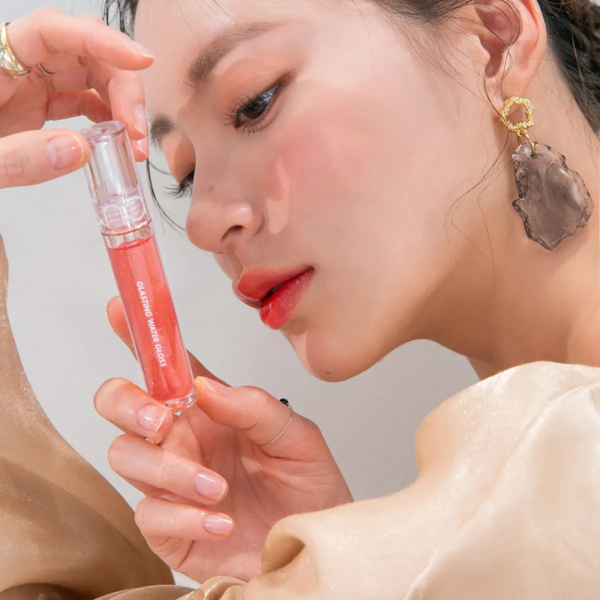 rom&nd Glasting Water Gloss 01 Sanho Crush sopii myös huulipunan päälle